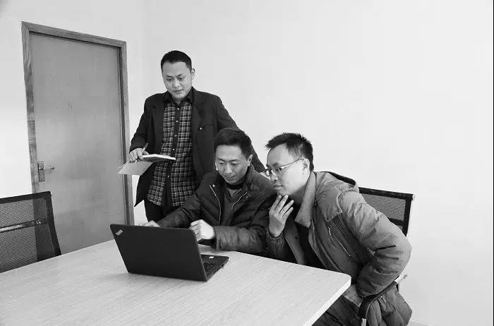 兩位創(chuàng)始人照片(右1右2) 兩位創(chuàng)始人照片(右1右2)