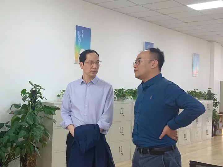 無線模塊事業(yè)部盛總向趙勇博士介紹億佰特的研發(fā)實力